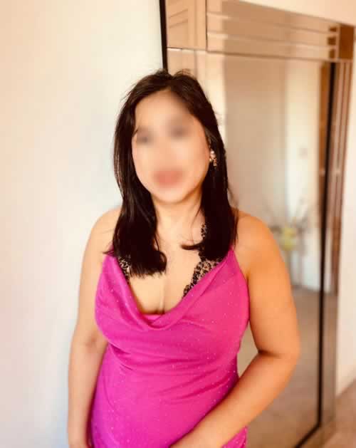 Curvy Thai Masseuse Giving A Sensual Oils Asian Massage
